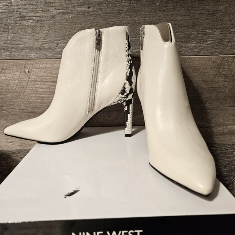 NINE WEST leather booties in ivory with snake print on heels size 7M